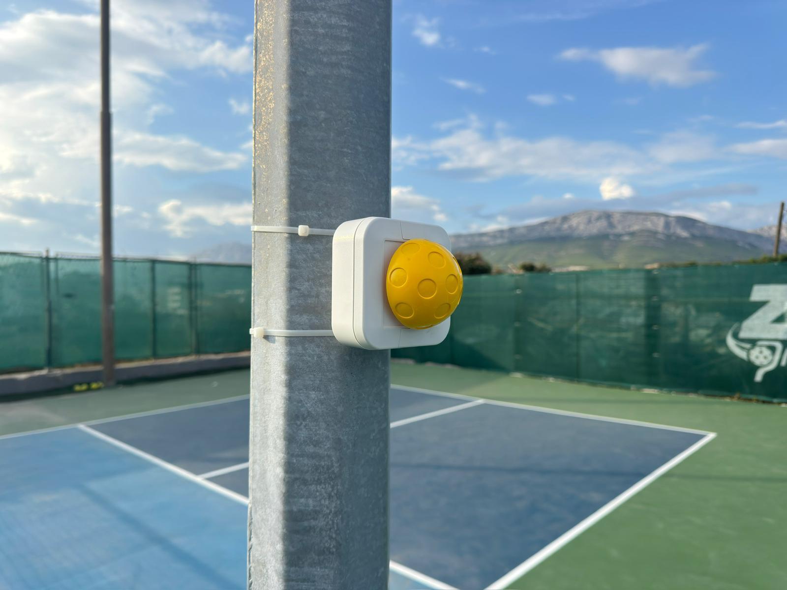 Replay Button montiran na stupu pickleball terena